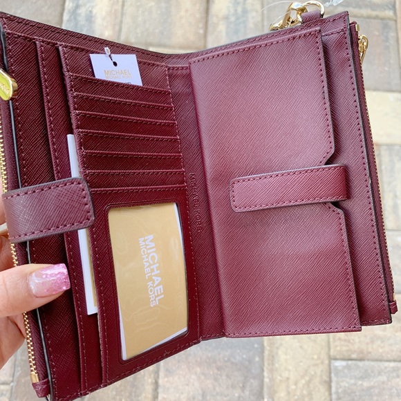 Michale Kors Jet Set wristlet Merlot - Picture 5 of 5